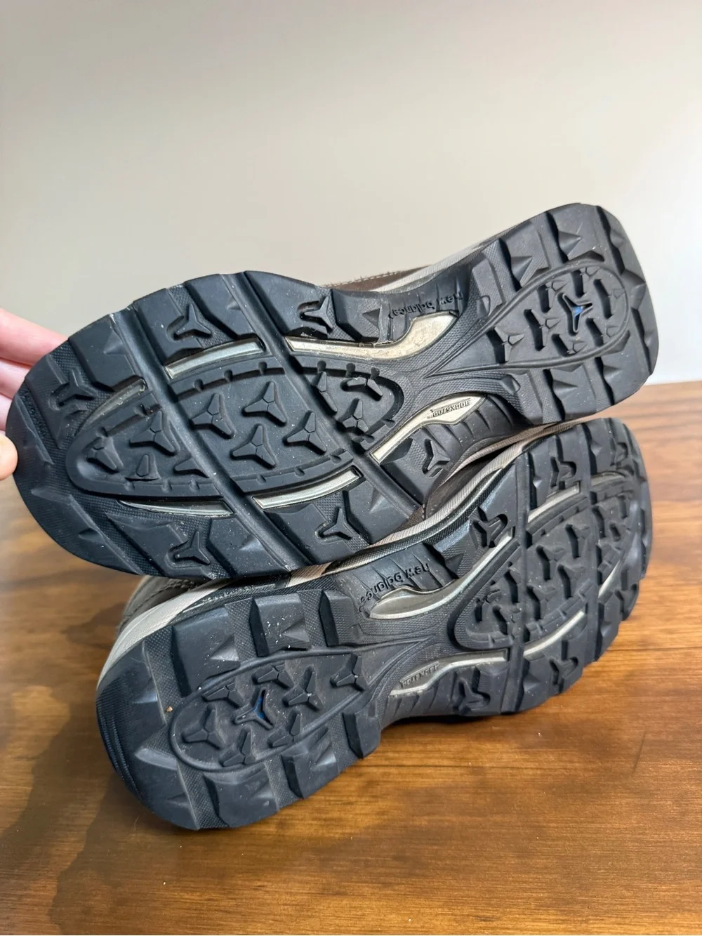 Women’s 7.5 New Balance GORETEX Hiking Shoes, Brown Waterproof